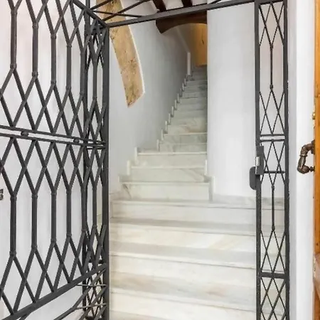 Alzhara Ii Balcon Triana Torre Pelli 아파트 *