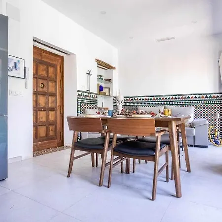 아파트 Alzhara Ii Balcon Triana Torre Pelli